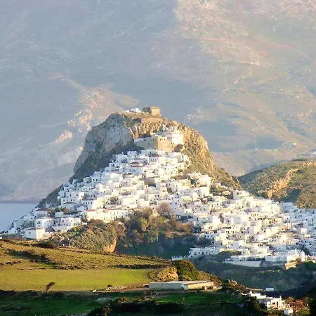 Welcoming House In With Mountain View